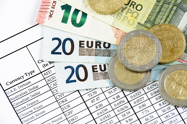Jak działa karta wielowalutowa? Sprawdź poradnik